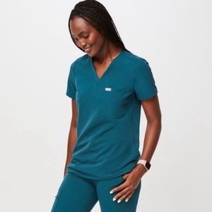 Figs Caribbean Blue Catarina one-pocket Scrub Top - size XS